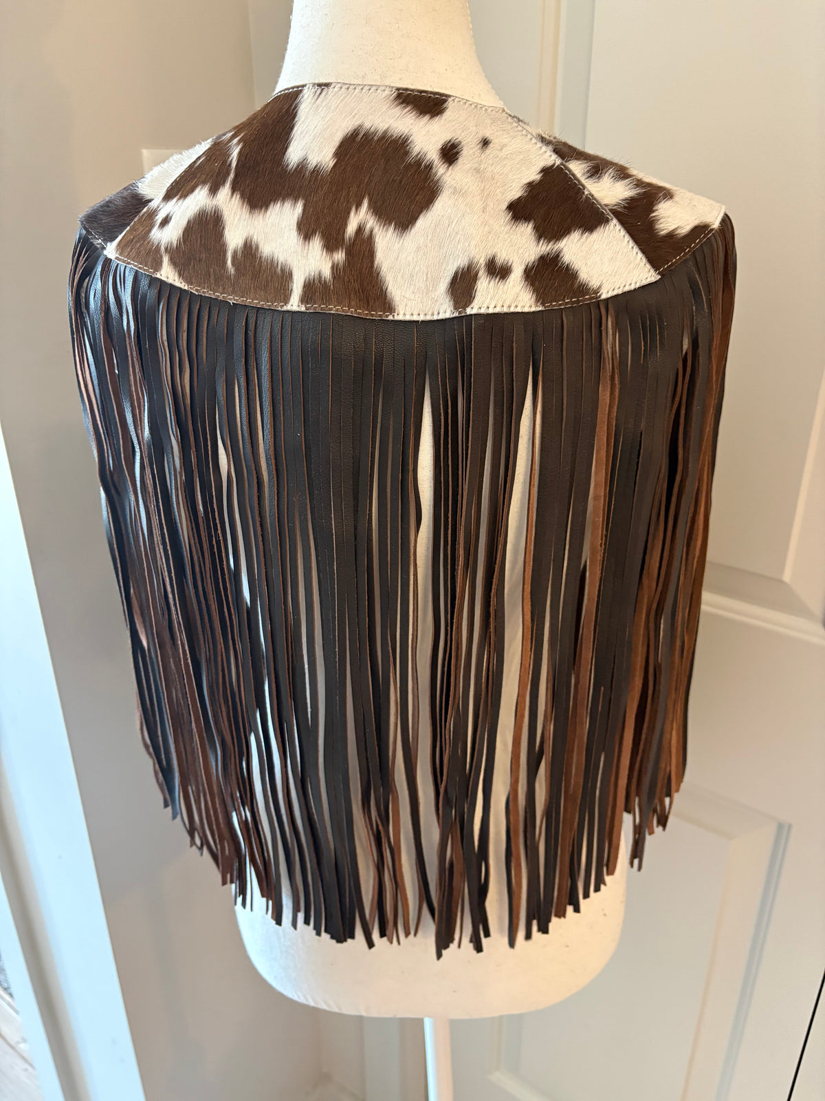 The fringe cape in brown