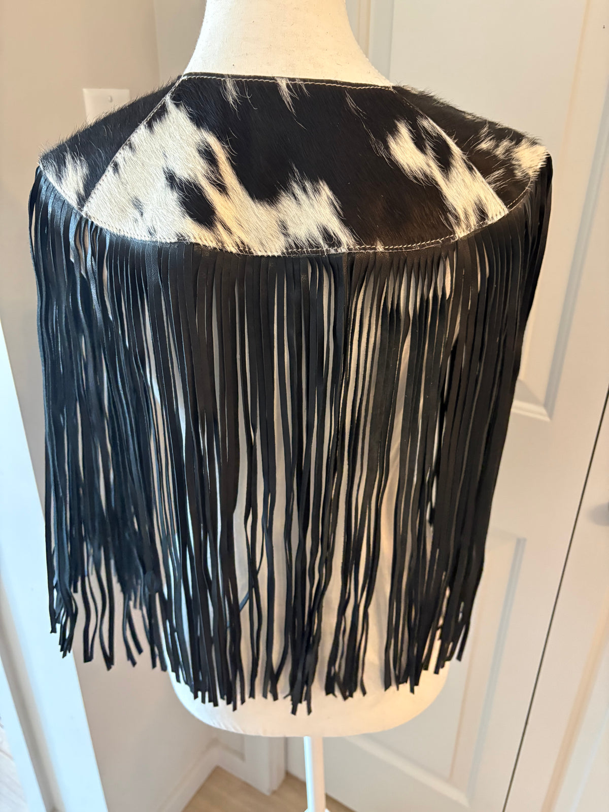 The fringe cape in black