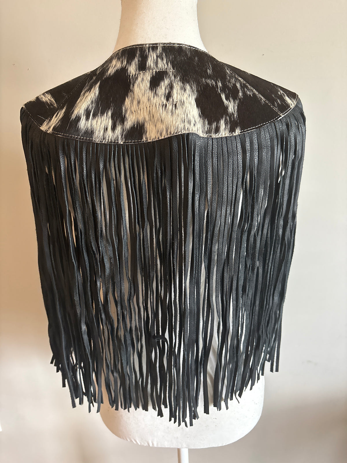 The fringe cape in black