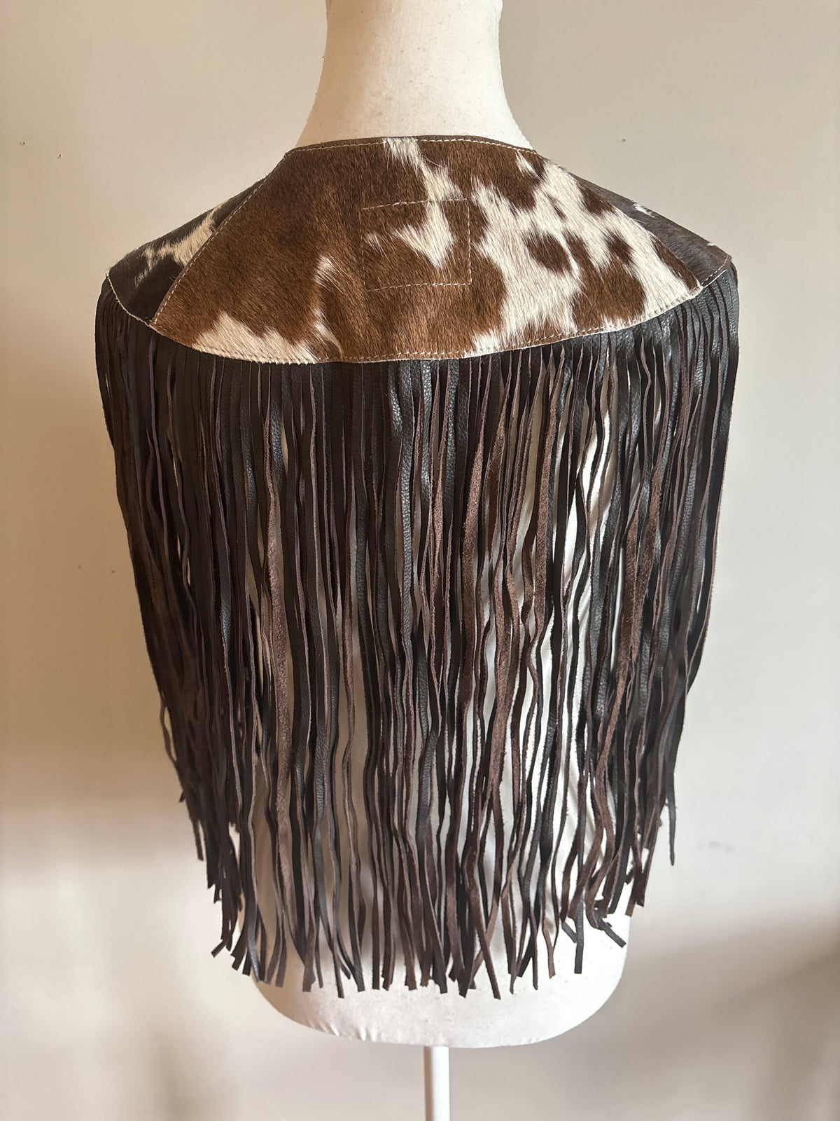 The fringe cape in brown