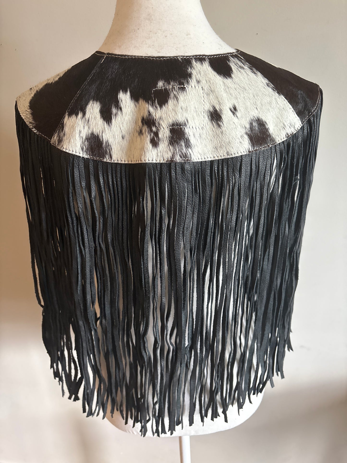 The fringe cape in black