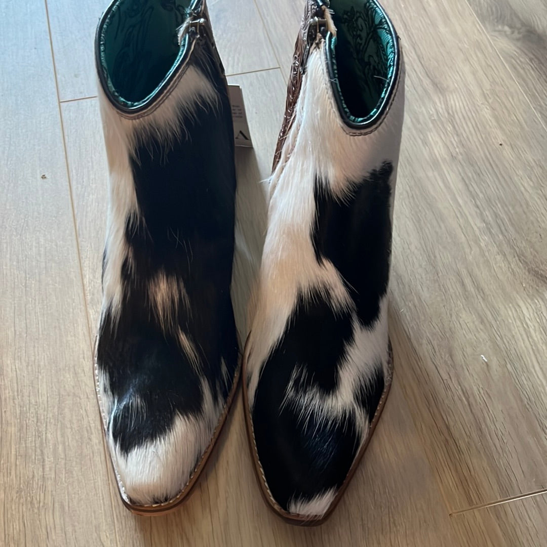 Sz 6 or 7 Myra Laramie hair on boots