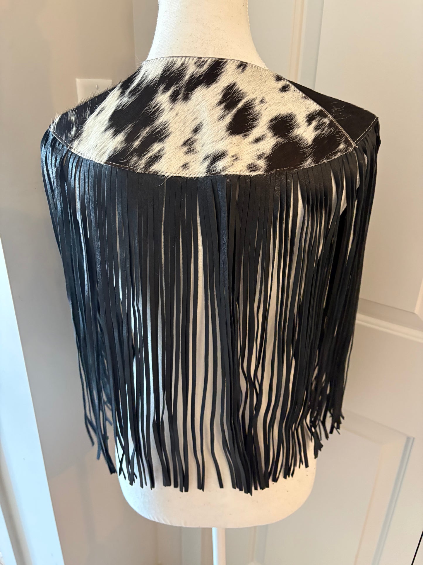 The fringe cape in black