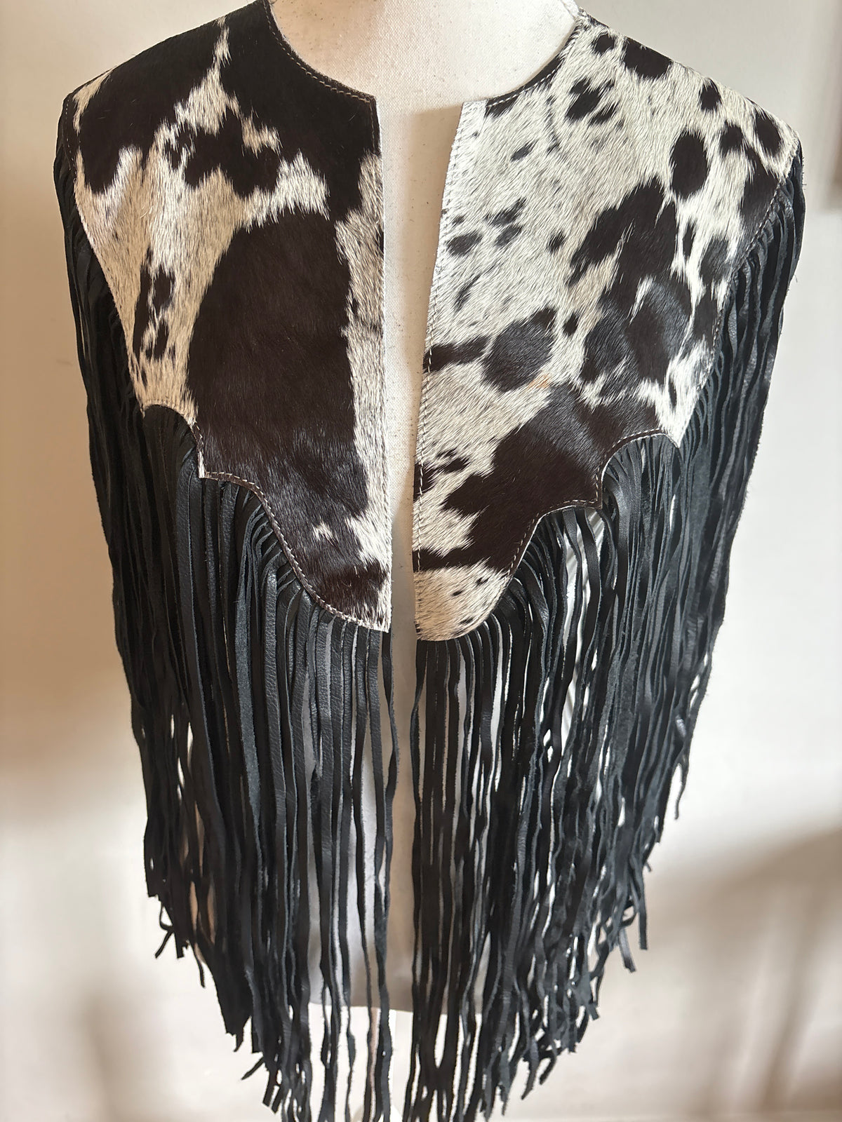 The fringe cape in black