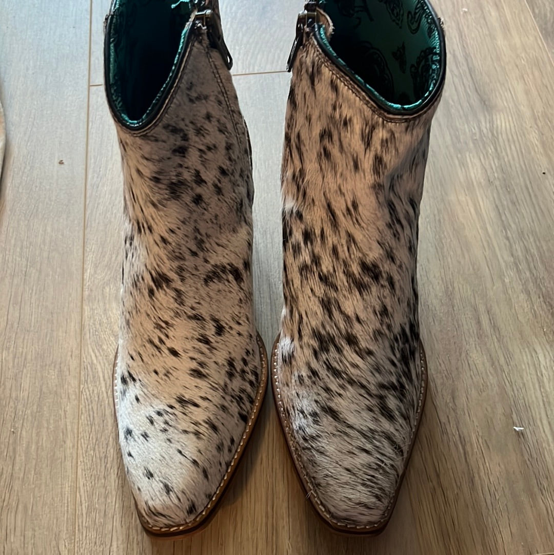 Sz 6 or 7 Myra Laramie hair on boots