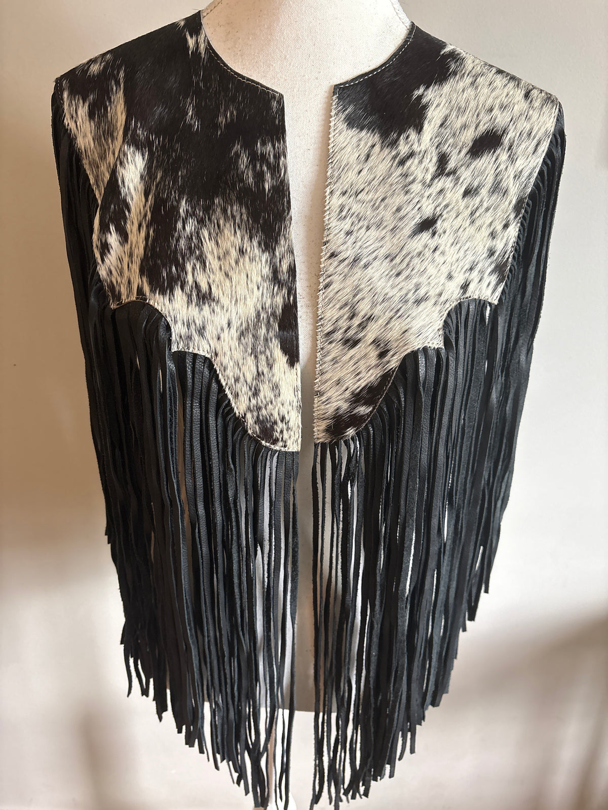 The fringe cape in black