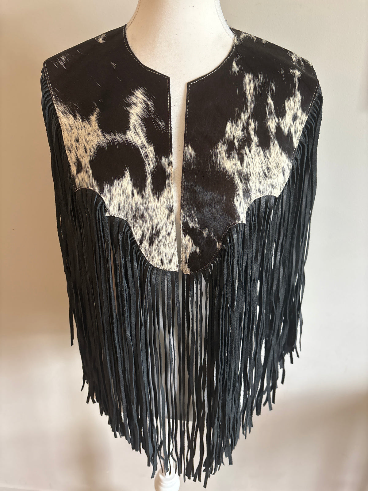 The fringe cape in black