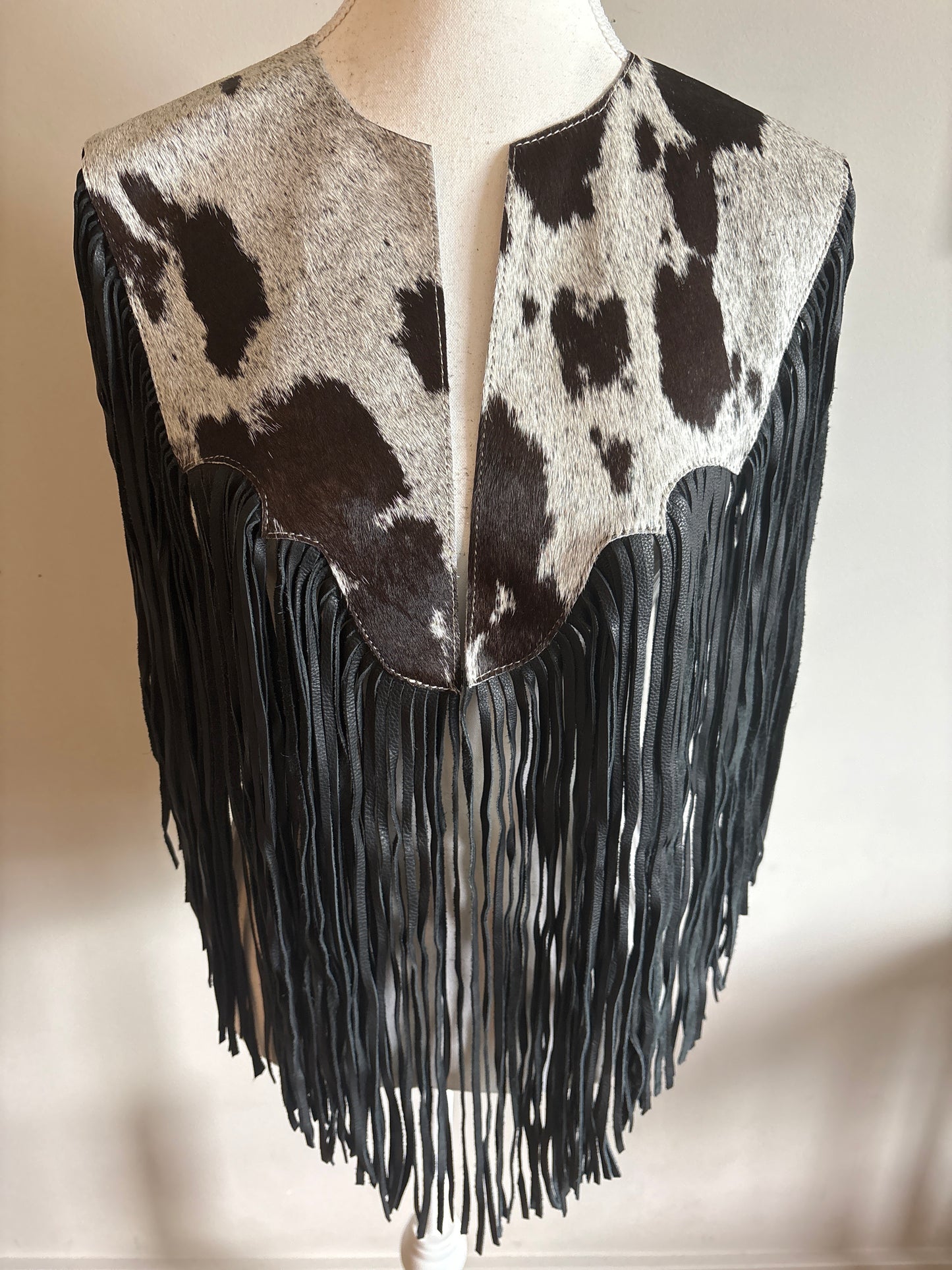 The fringe cape in black