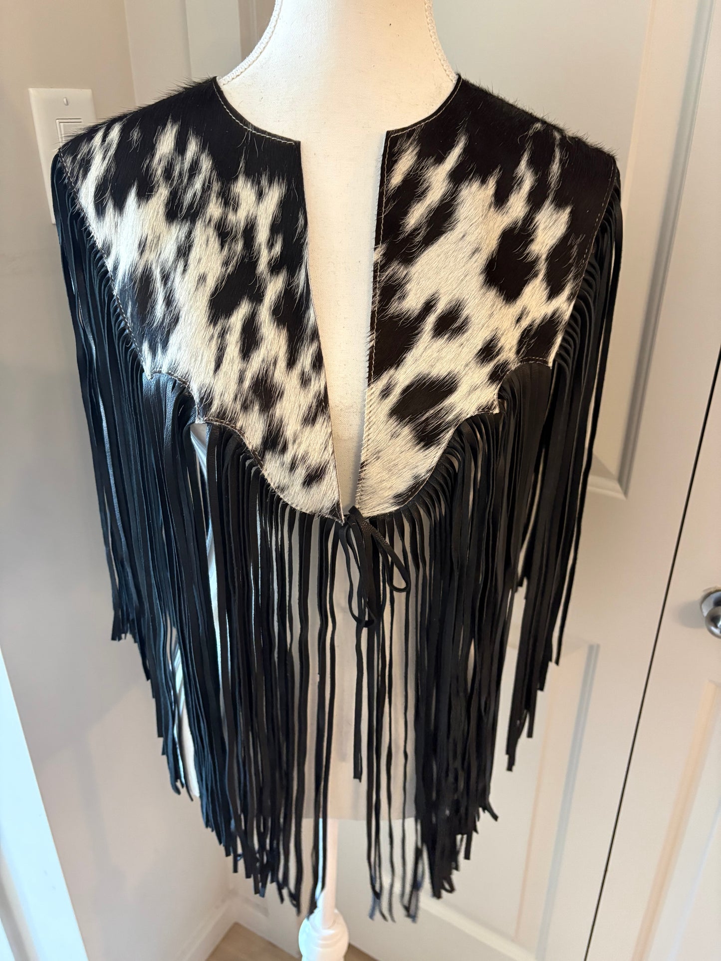 The fringe cape in black