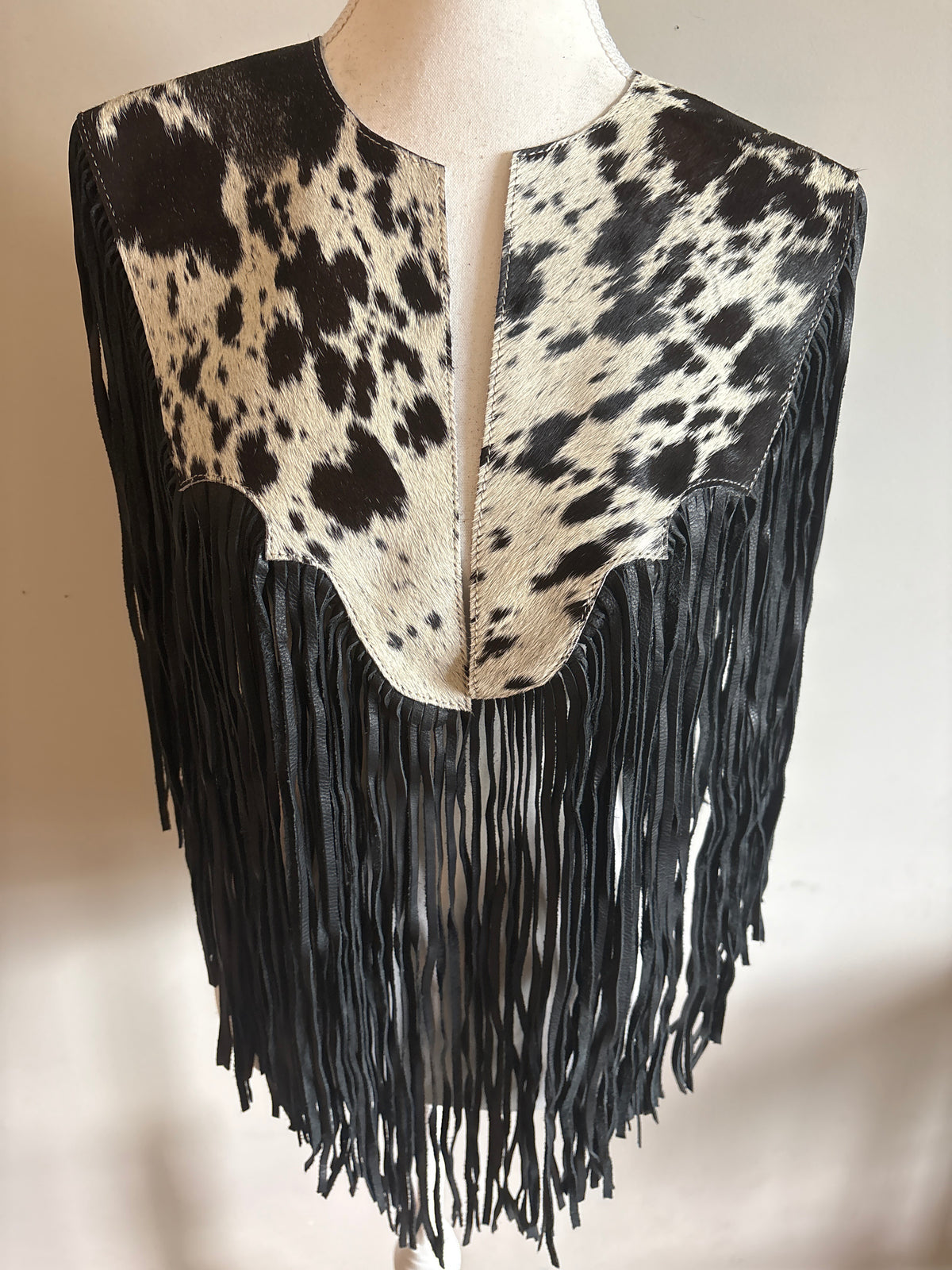 The fringe cape in black