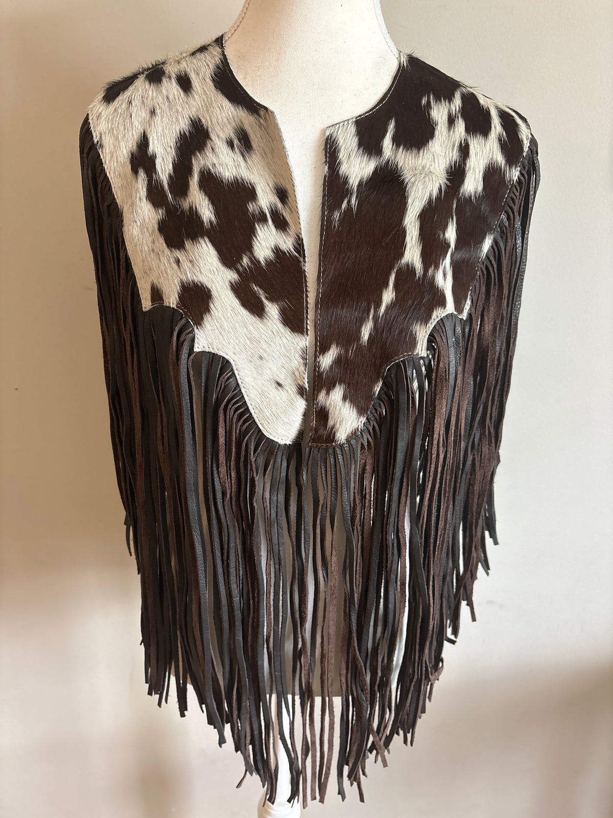 The fringe cape in brown