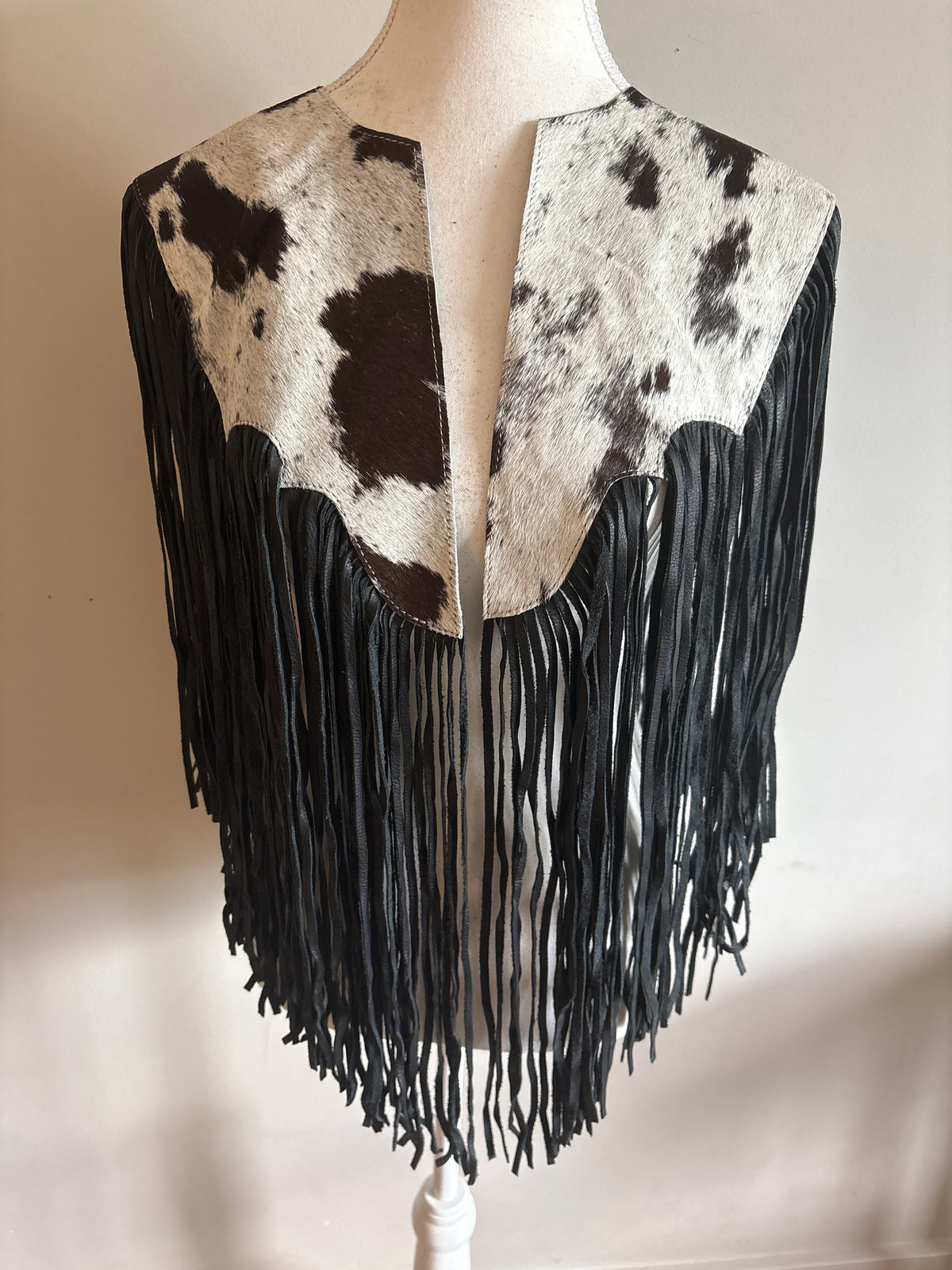 The fringe cape in black