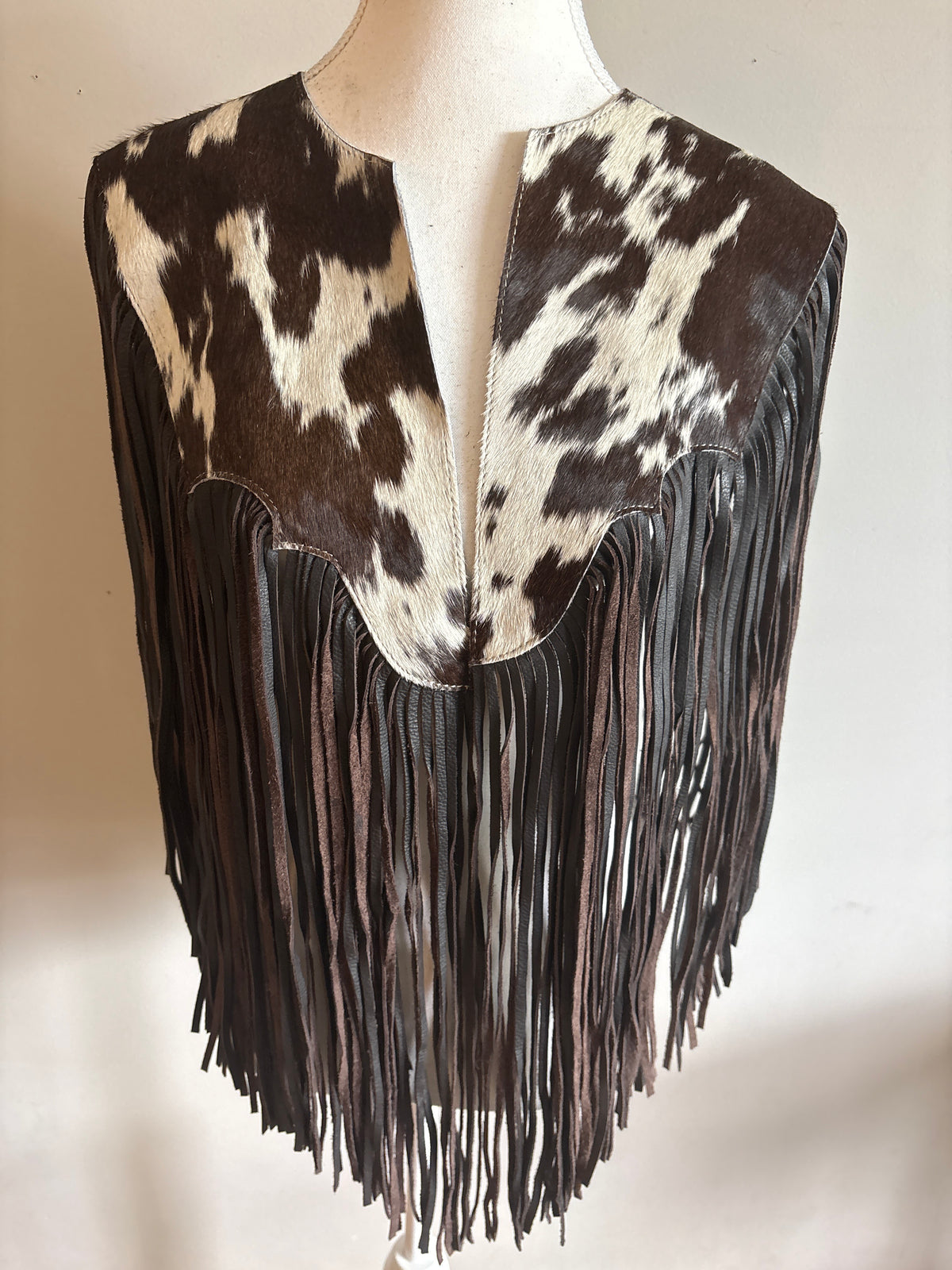 The fringe cape in brown