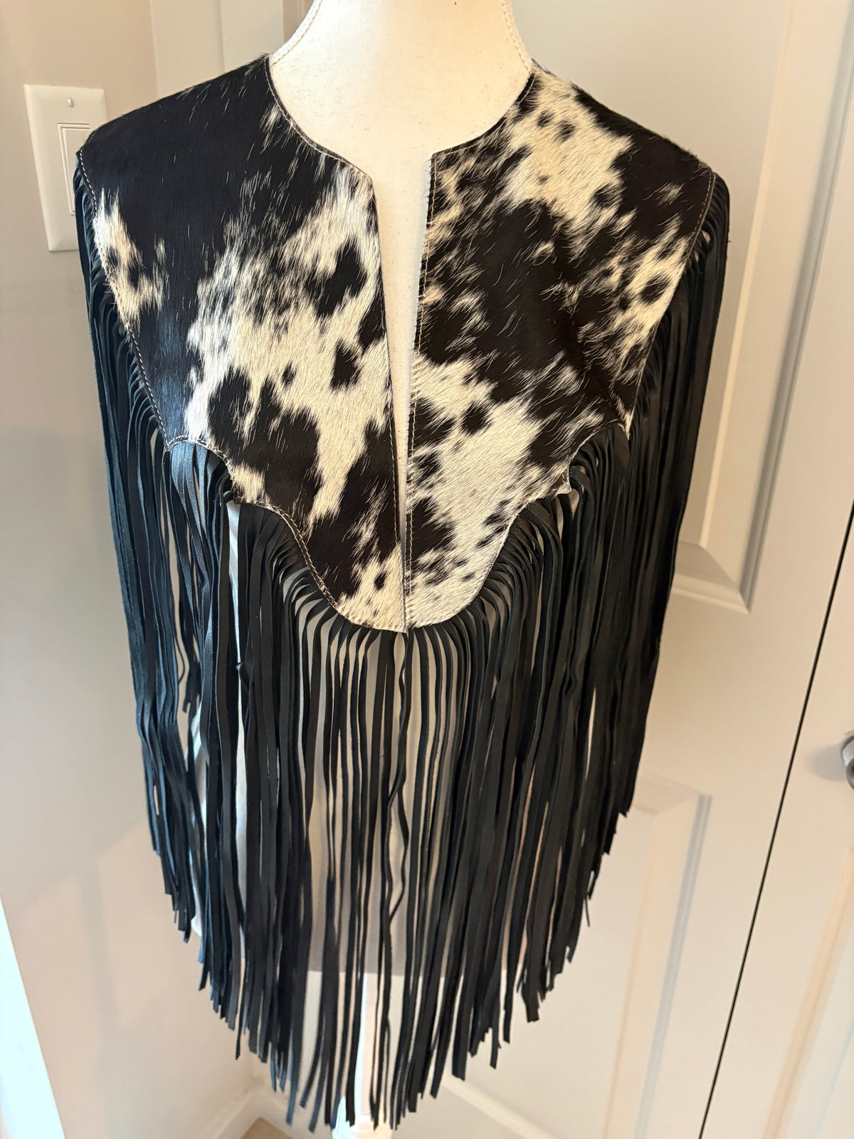 The fringe cape in black
