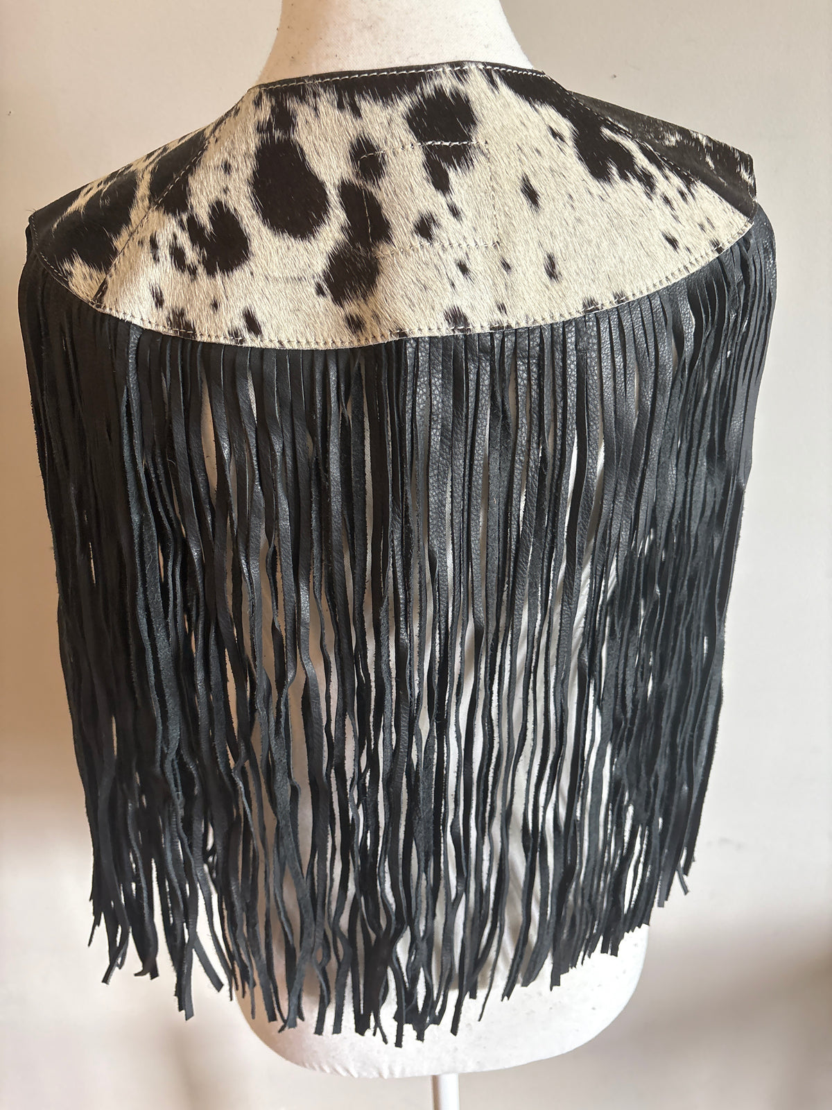 The fringe cape in black