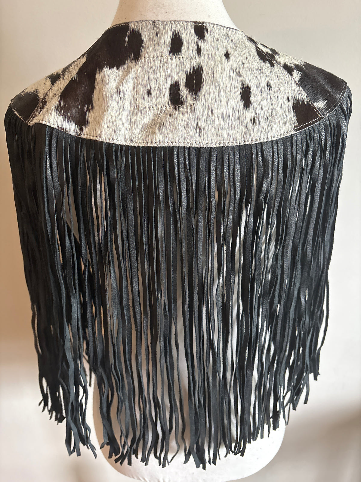 The fringe cape in black