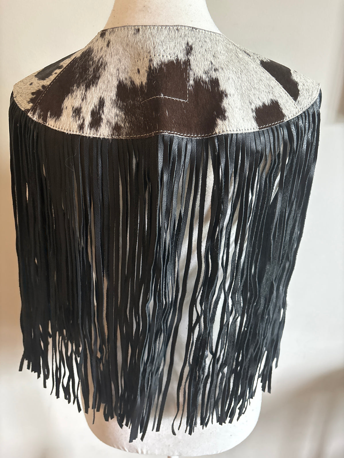 The fringe cape in black