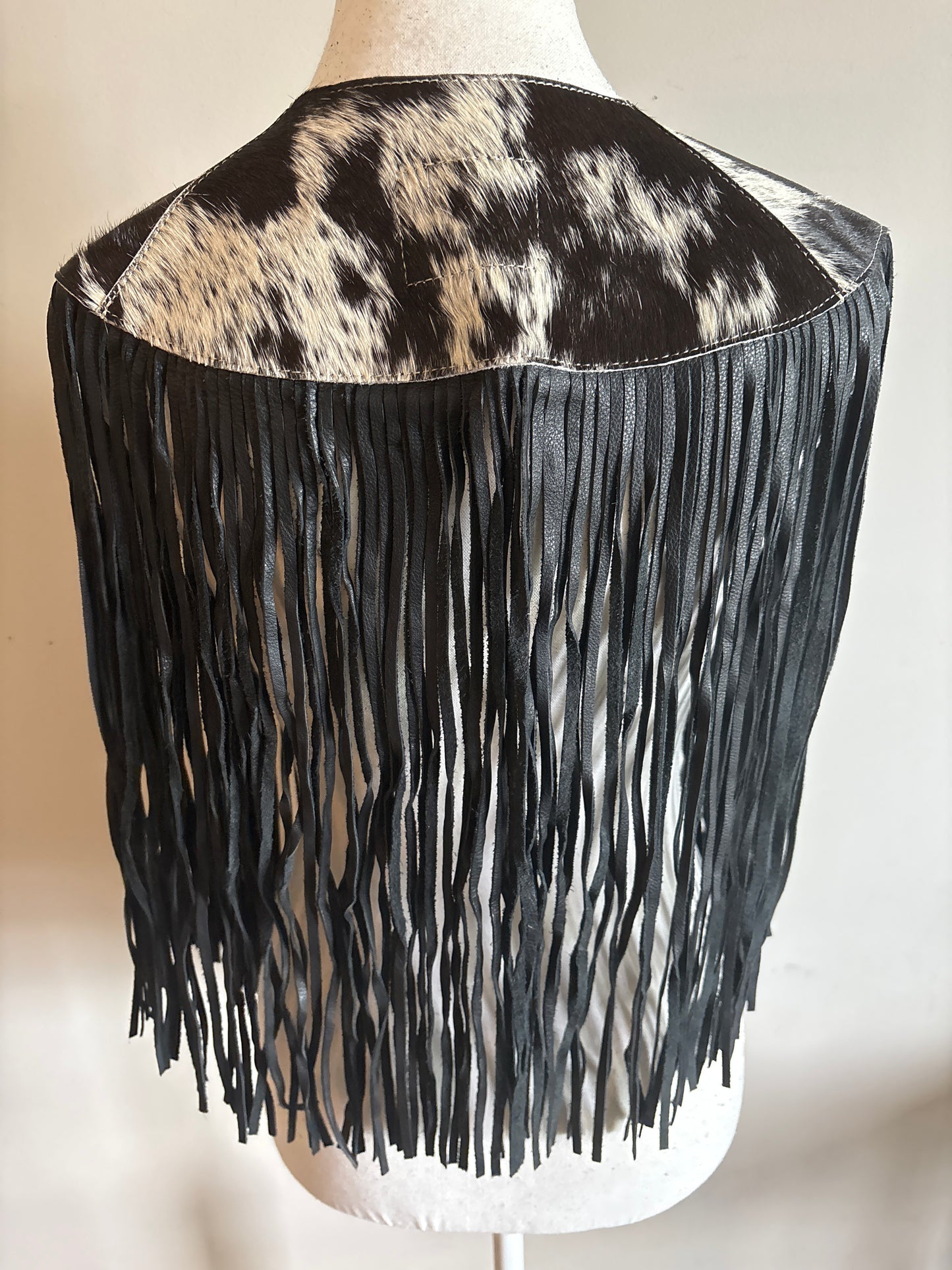 The fringe cape in black